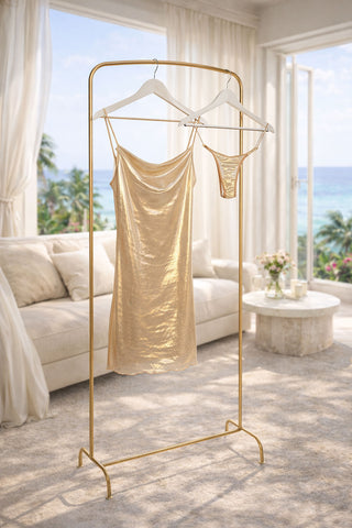 Жіноча сорочка AURELIA із напівпрозорої золотистої сіточки на тонких бретелях та трусики стрінги в тон, комплект на вішалці.