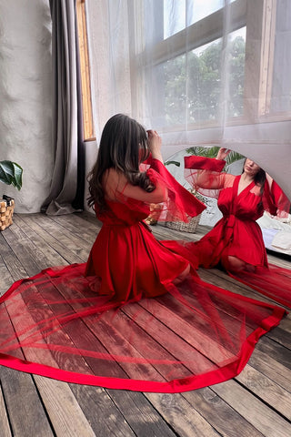 Червоний халат VALENTINE 2 від NANIKA на моделі у фотостудії перед дзеркалом. Модель сидить на підлозі. Вид ззаду.