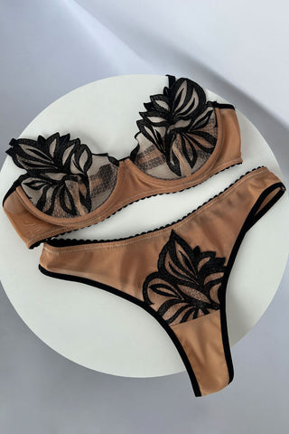 Комплект білизни LIDIA — бюстгальтер і трусики з тілесної сітки з контрастним чорним мереживом, предметне фото на світлому фоні.