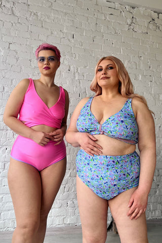 Купальник NANIKA OKSI з високою посадкою, блакитний квітковий принт, plus size модель, вигляд спереду