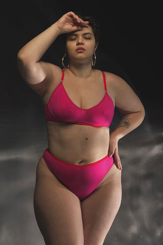 Комплект FREYA від NANIKA – жіночий комплект білизни кольору фуксія, бра без кісточок та високі трусики, plus size lingerie, сучасна посадка, м’яка еластична тканина.