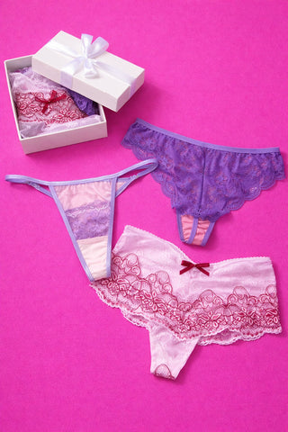 Secret Box NANIKA – набір жіночих трусиків з мережива (стрінги, сліпи та бразиліана) у подарунковій коробці на рожевому фоні